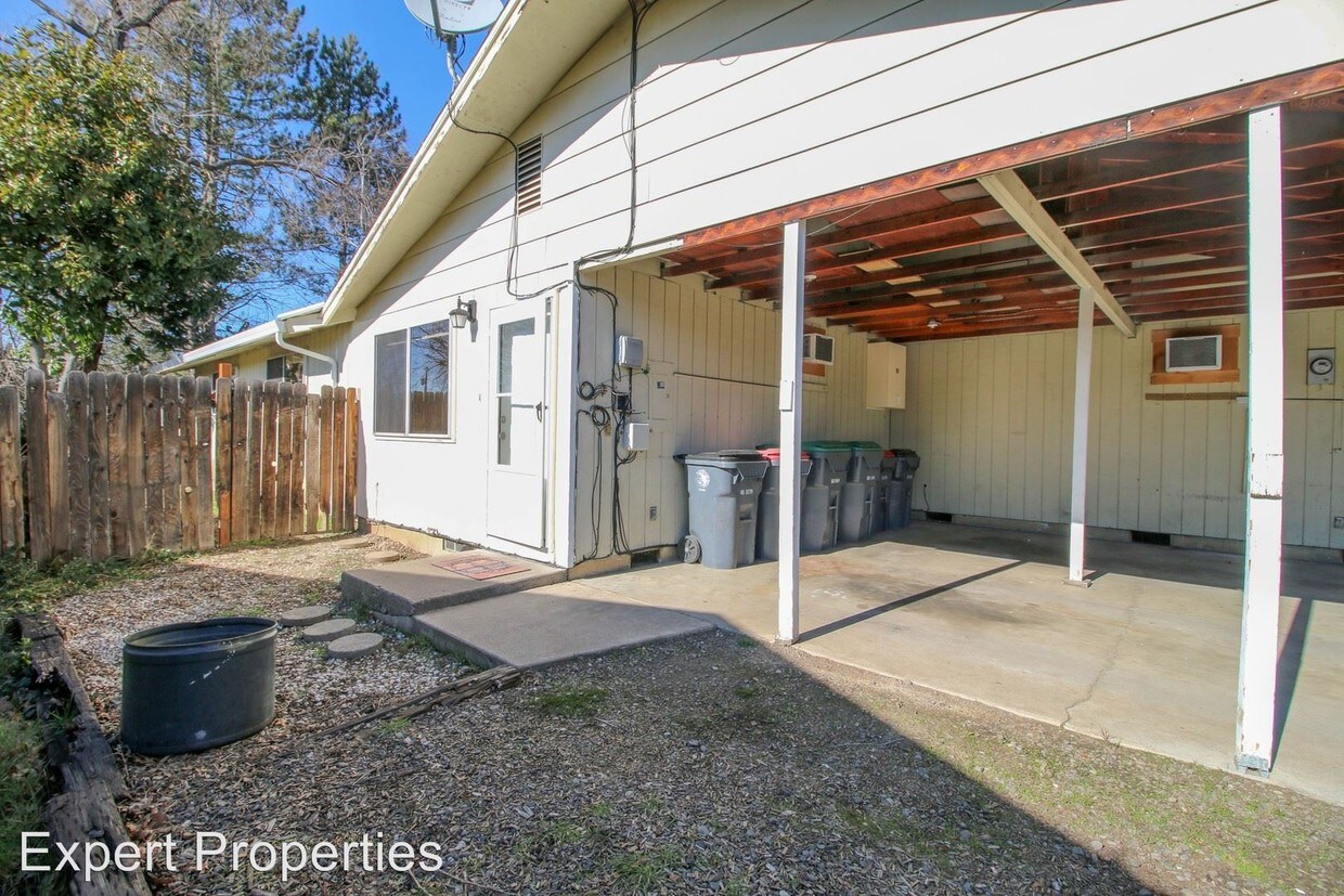 Primary Photo - 3 br, 1 bath House - 1749 Crater Lake Ave
