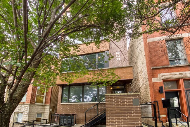 Foto del edificio - 608 N May St