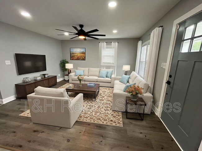 Building Photo - 301 Villa Ave