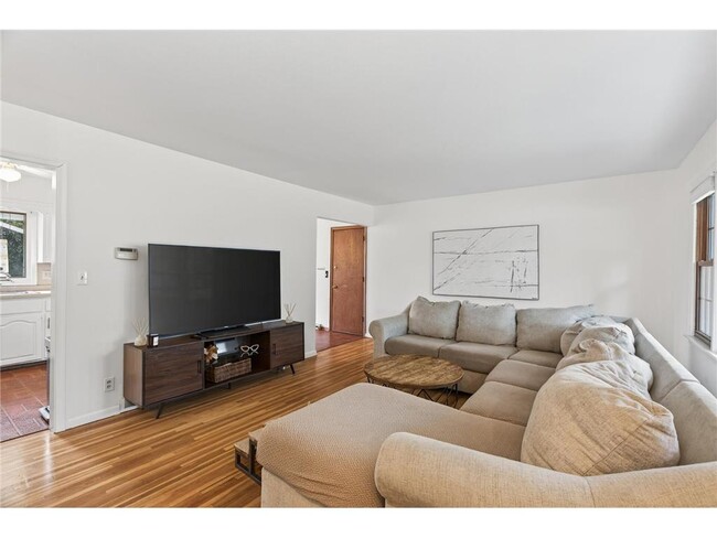 Building Photo - 16318 Temple Dr S