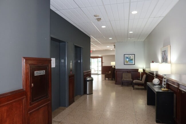 Building Photo - Downtown Studio / Home Office / All Bills ...