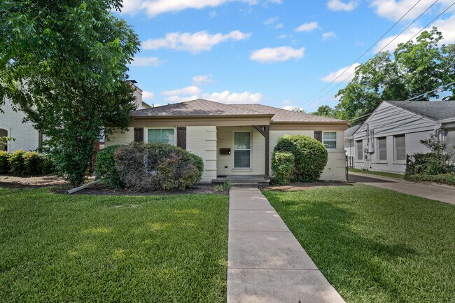 Foto del edificio - 2609 Benbrook Blvd