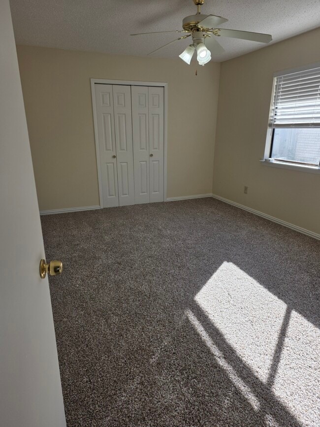 Building Photo - 2222 Ridgedale Dr