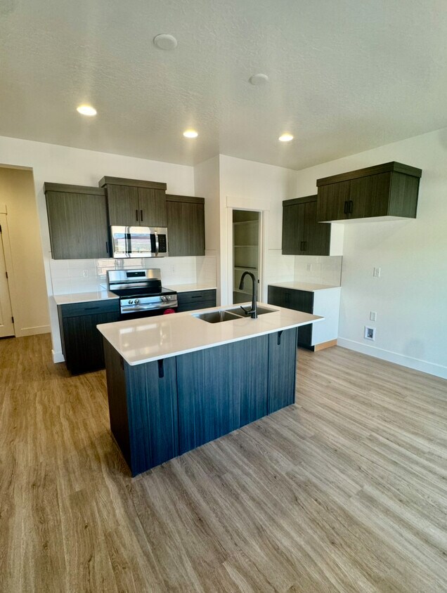 Foto principal - 5645 South Aaron Ln