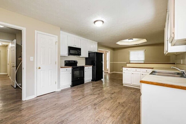 Building Photo - 1570 Canberra Dr