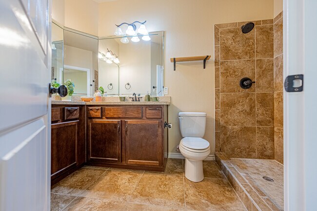 Baño de la suite principal, en la planta baja - 1201 Old Course Rd