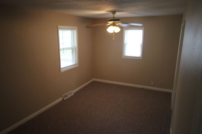 Building Photo - Cute 2BR 1 Bath home with a full, Unfiinis...