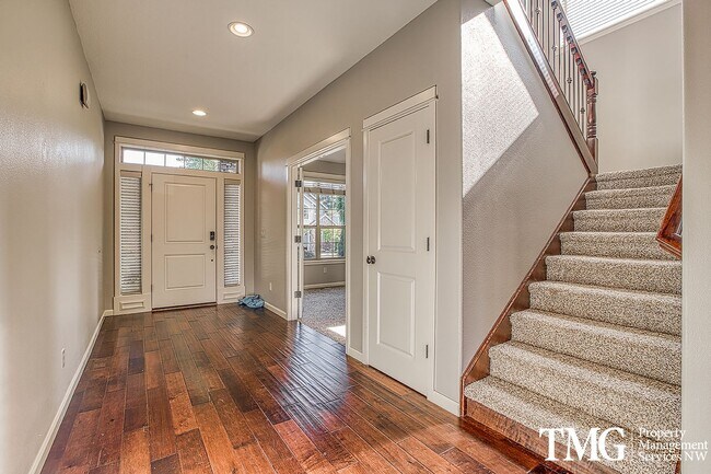 Building Photo - Large 4 Bed 2.5 Bath with its own Putting ...