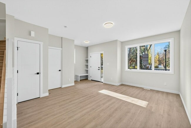 Building Photo - 10920-10130 130 St NW