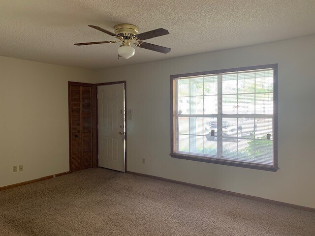 Foto del edificio - 2306 Pineview Dr