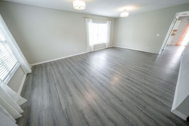 Foto del edificio - SPACIOUS 4 BEDROOM 2.5 BATH TWO STORY CLERMONT HOME