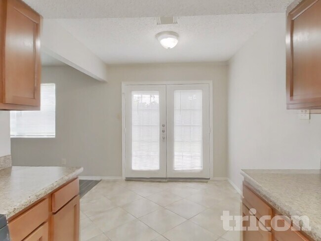 Foto del edificio - 1911 Deaf Smith Dr