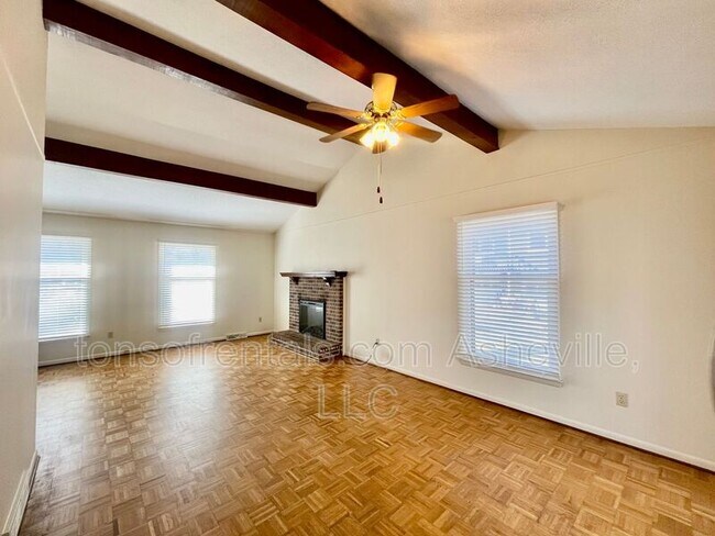 Foto del edificio - 128 Underhill Rd