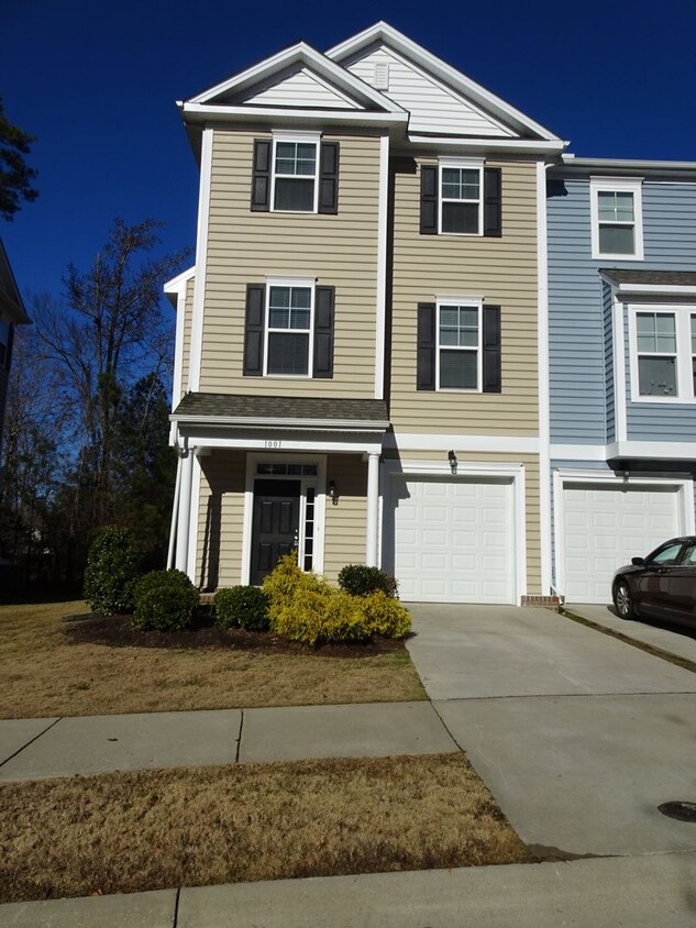 Foto principal - 4 Bedroom 3.5 Bath 3 Story Townhome for Re...