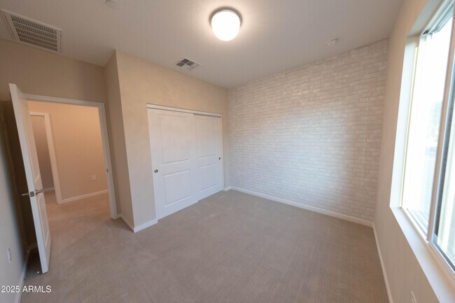 Foto del edificio - 773 E Lark St