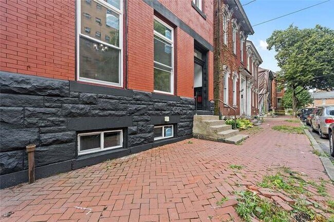 Building Photo - Renovated North Side 5 Bed, 2 Bath House A...