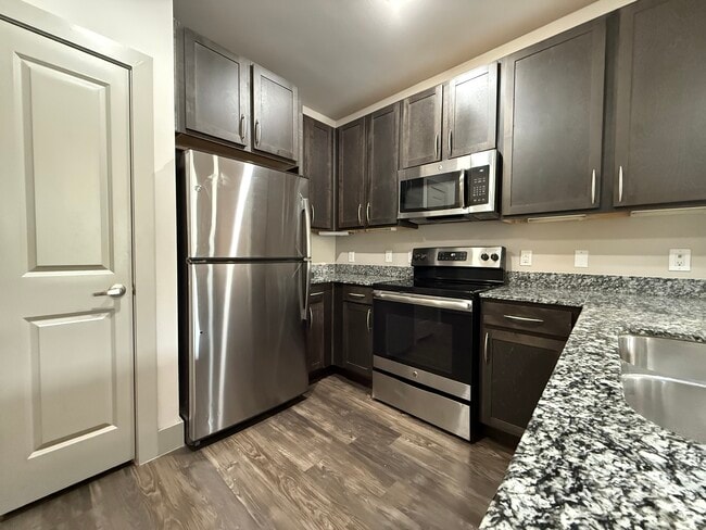 Building Photo - 1102 Treeta Trl