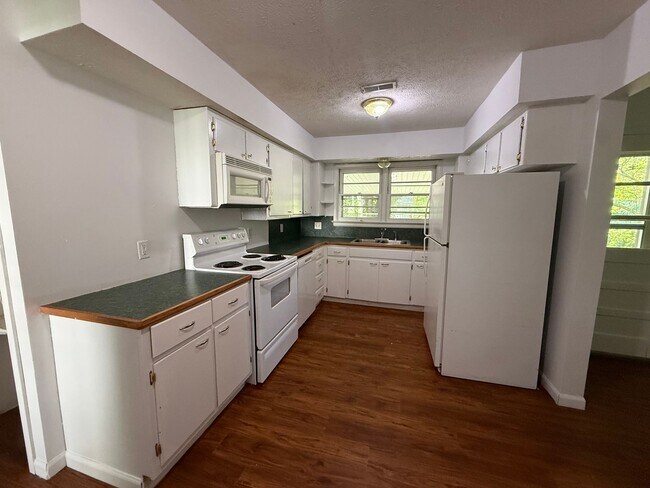 Foto del edificio - Charming 3 Bedroom 1 Bath Home AVAILABLE NOW!!