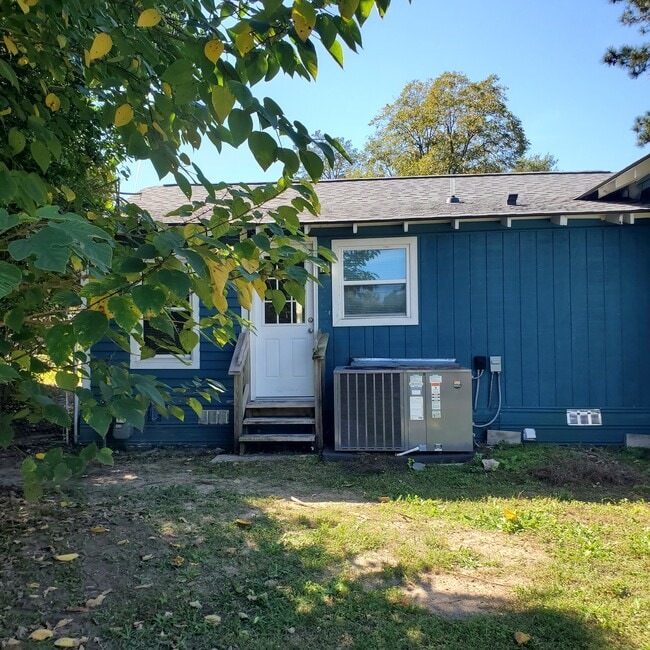 Side entrance, ideal for pets - 1423 Lucas St
