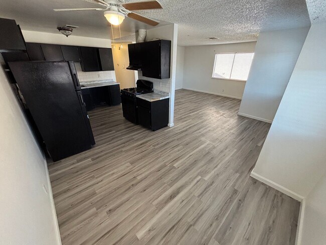 Foto del edificio - 6940 Hopkins Dr