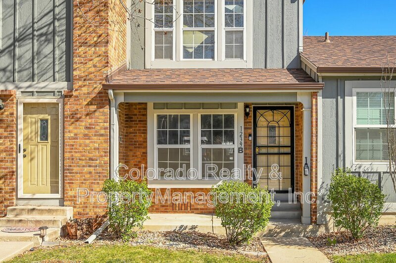 Primary Photo - 1239 S Flower Cir