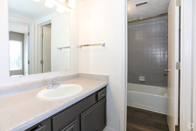 1BD, 1BA - 720SF C With Patio - Woodberry Heights