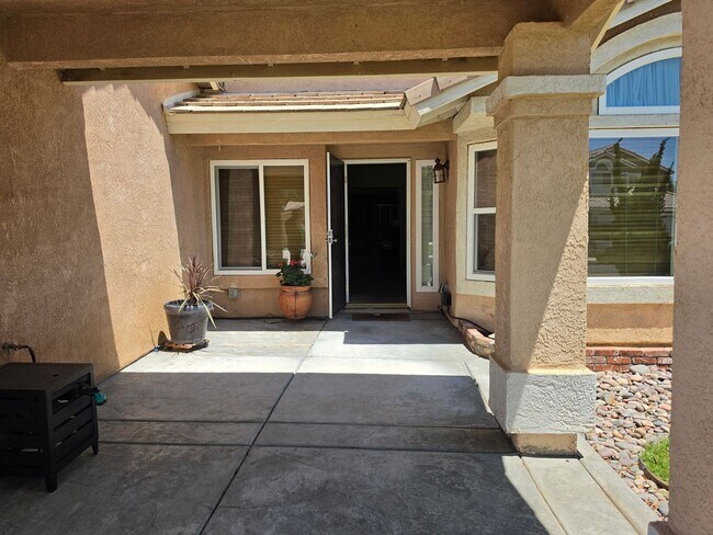 Foto del edificio - Spacious 4 Bedroom 2 bath Home in Victorville – Landscaping Included!