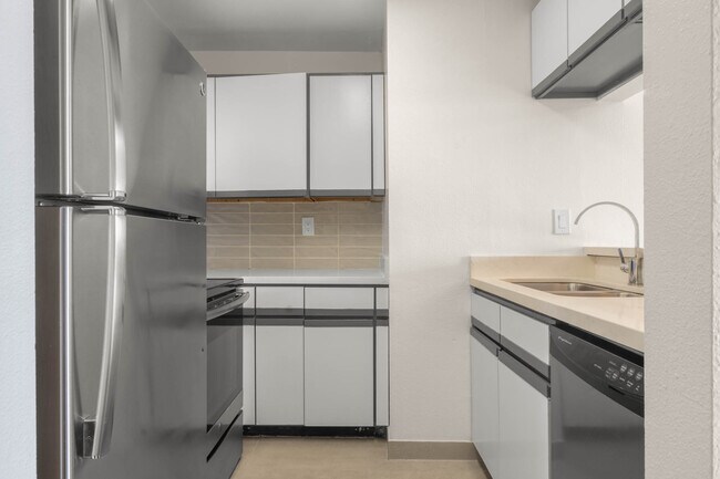 Building Photo - Spacious and Bright One Bedroom Featuring ...