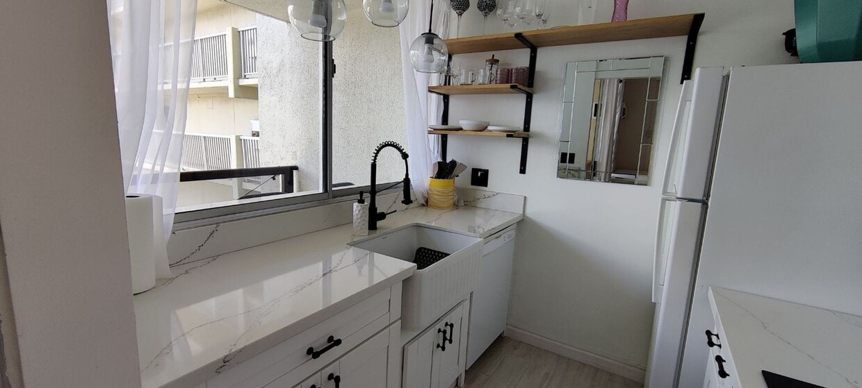 Fully Furnished Studio with Parking in Waikiki - Fully Furnished Studio with Parking in Waikiki