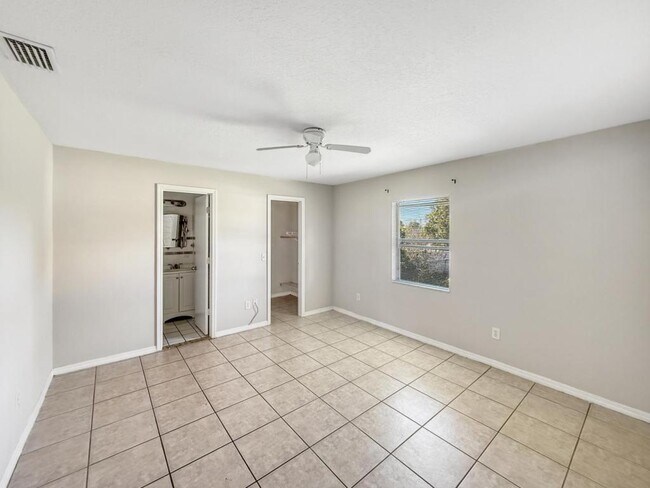 Building Photo - 518 Providence Blvd