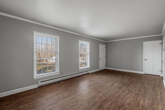 Foto del edificio - Large Brick Ranch, New Wood Like Flooring Throughout, Just Painted, LR, Den, Sun Room, Carport!