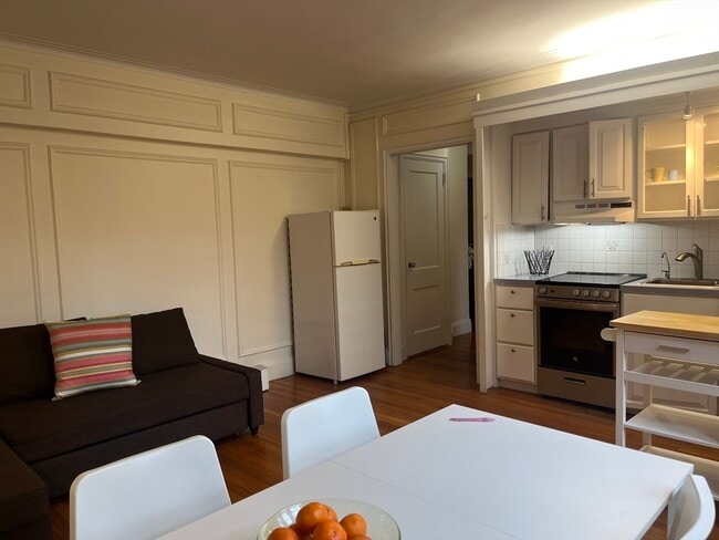 Building Photo - 988 Memorial Dr