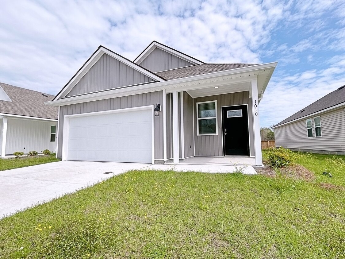 Primary Photo - 4 Bedroom house in Pelican Lakes- Students...