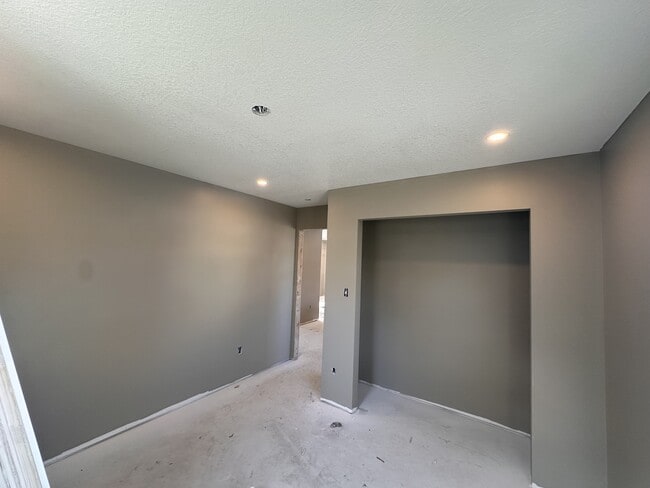 Building Photo - 212 E 1st St