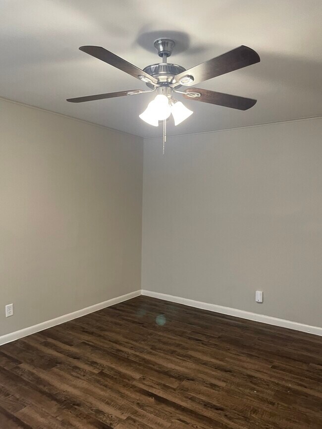 Foto del edificio - 7015 Eddy Ln