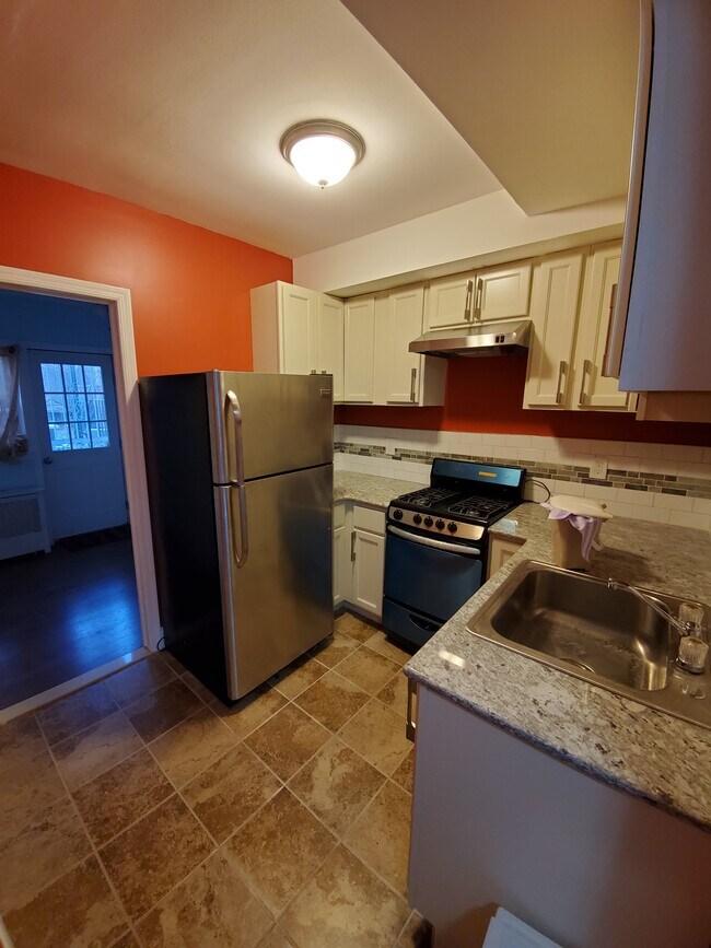 Kitchen - 3703 Laurel Ave