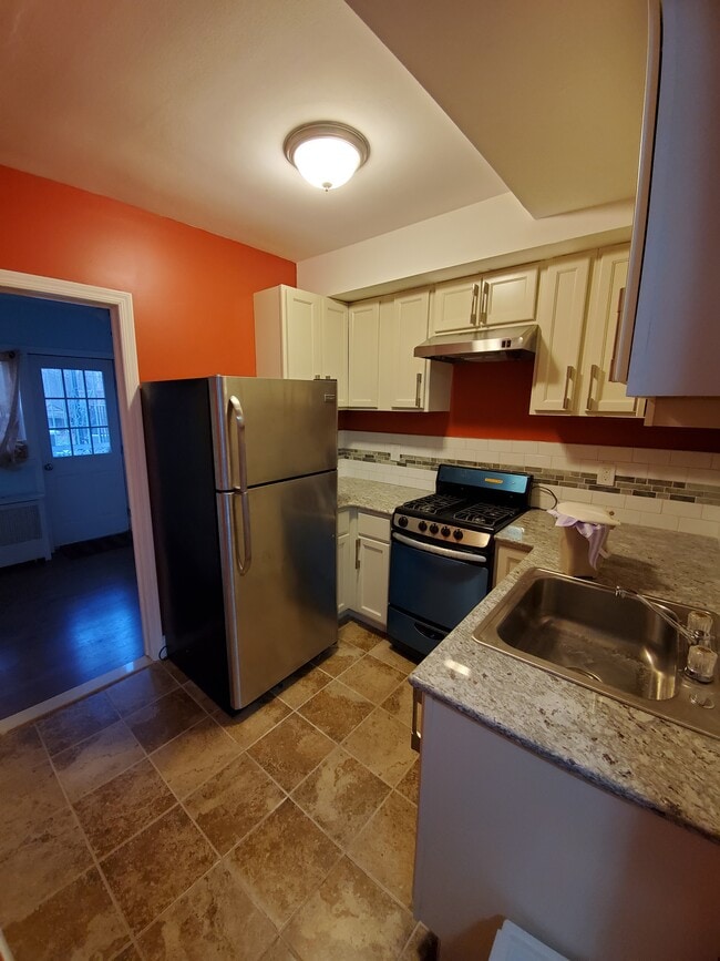 Kitchen - 3703 Laurel Ave