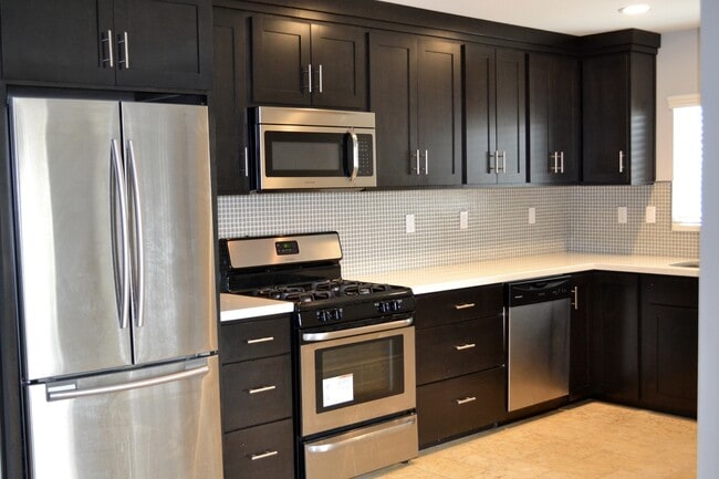 Foto del edificio - MOVE IN READY 2/2 with 2 Assigned Parking!...