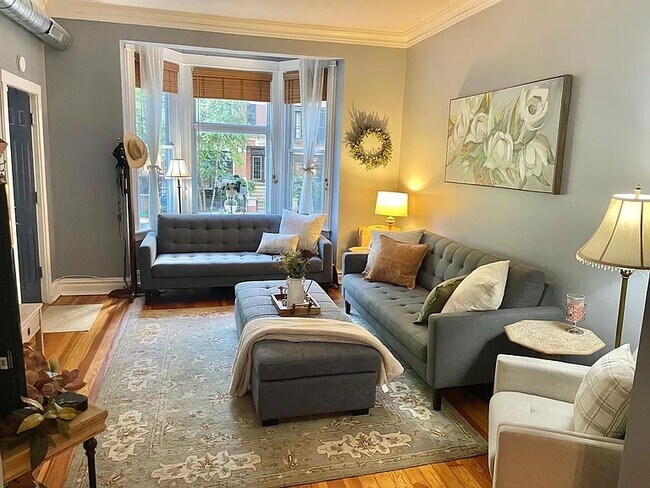 DR to LR - 841 W Roscoe St