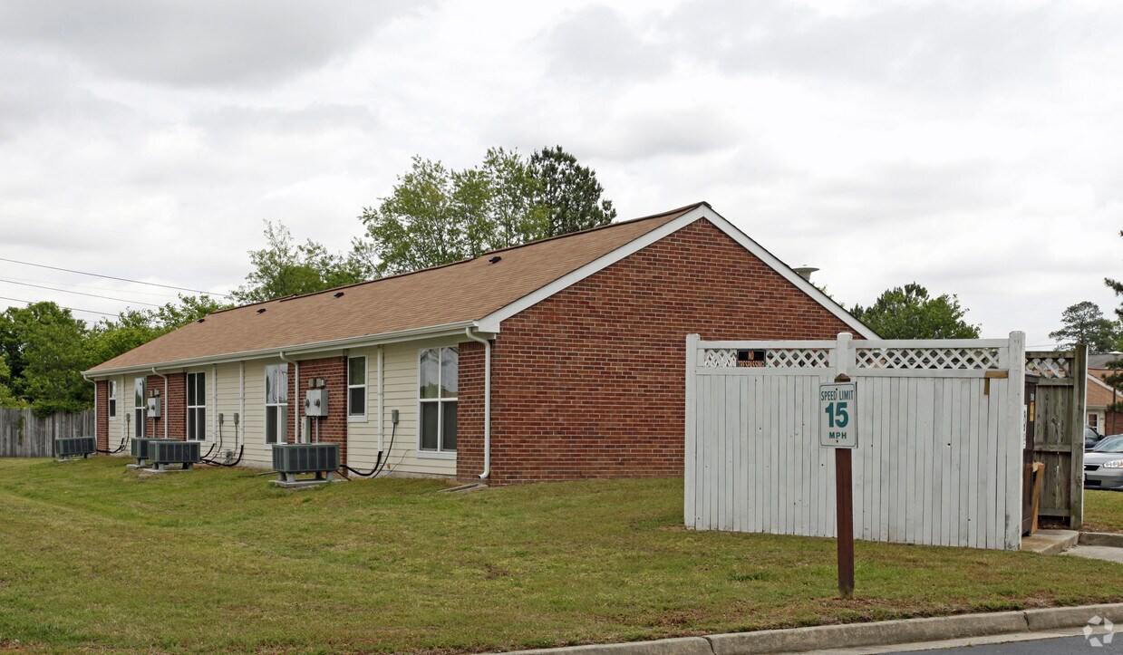 Foto principal - Bettie S. Davis Village