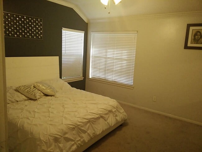 Building Photo - 1111 Peachford Ln
