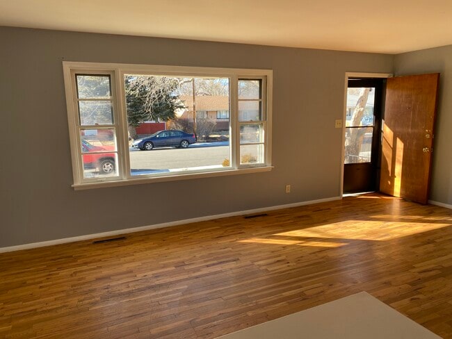 Living Room - 3207 Jon St