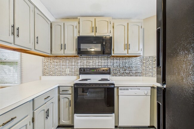 Foto del edificio - UNCG Area – Chancellors Court Townhomes. W...