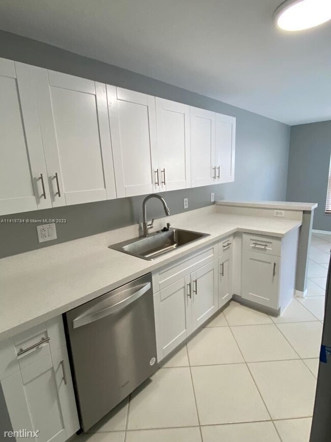 Building Photo - 3 br, 2.5 bath Townhome - Pembroke Isles