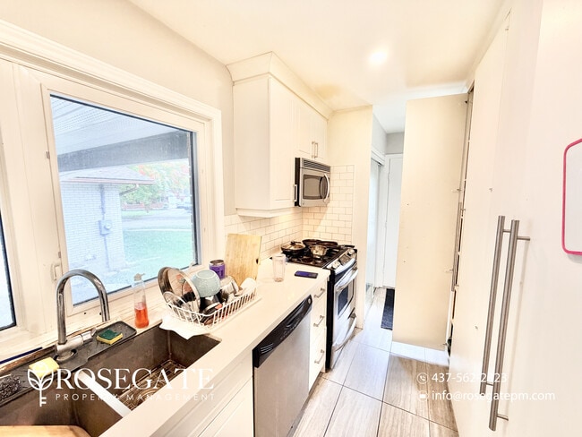 Photo du bâtiment - Charming 3-Bedroom Main-Level Home with Ba...
