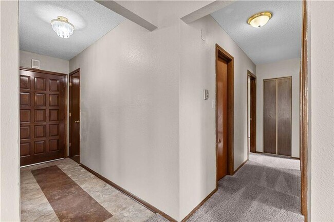 Foto del edificio - Bright & Spacious 3-Bed Home with Finished...