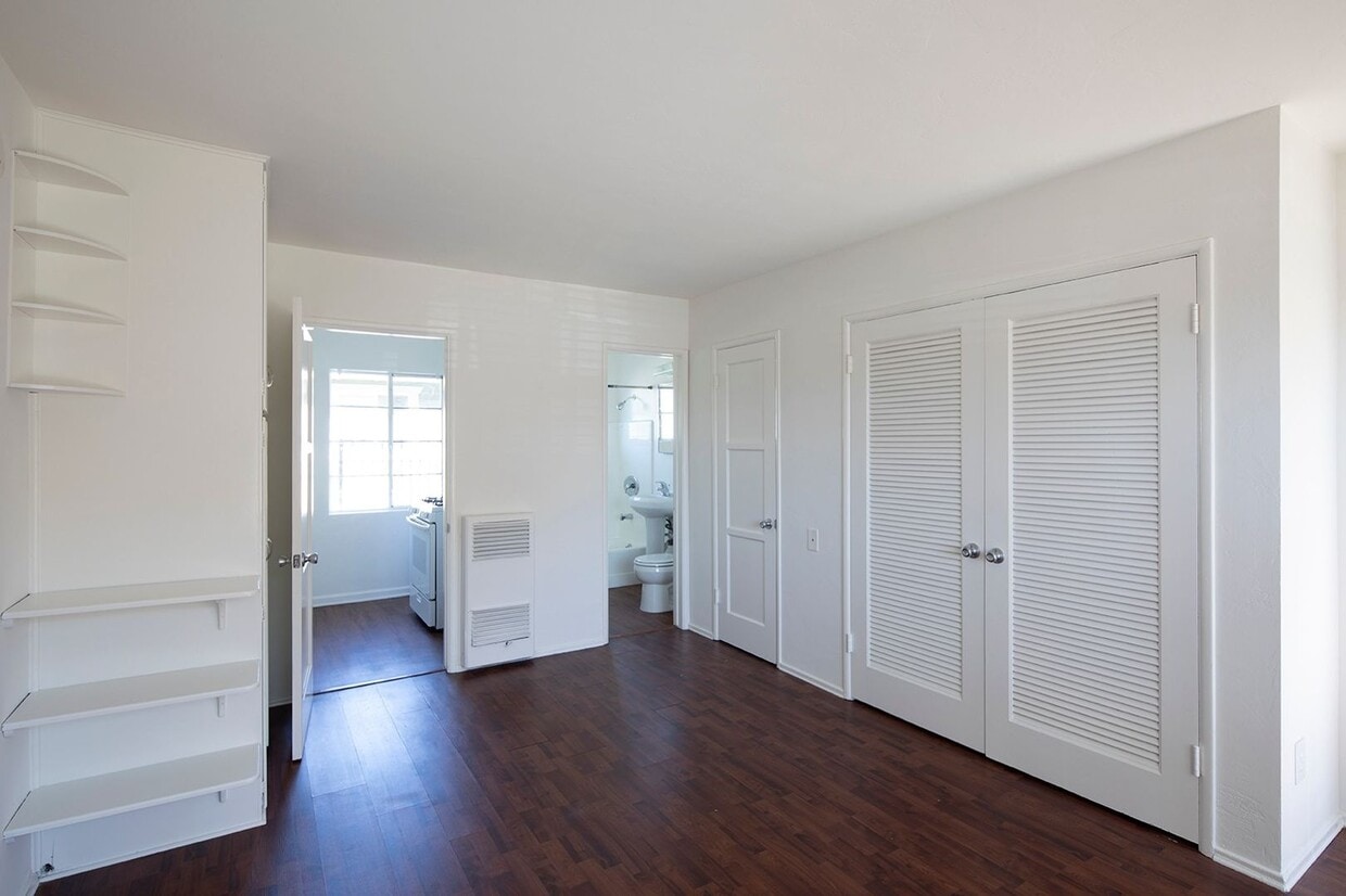 Building Photo - *2 WEEKS FREE* Studio Available in North P...