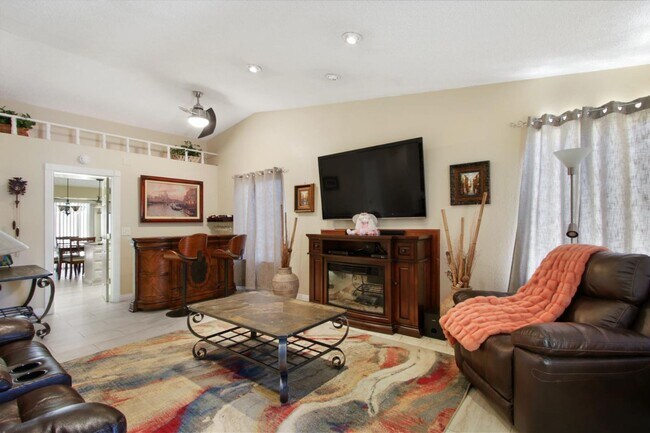 Foto del edificio - Charming 3 Bed / 2 Bath Home in Woodland
