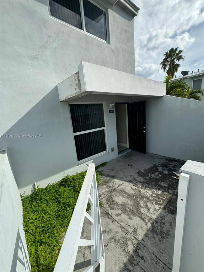 Building Photo - 483 NW 19th St