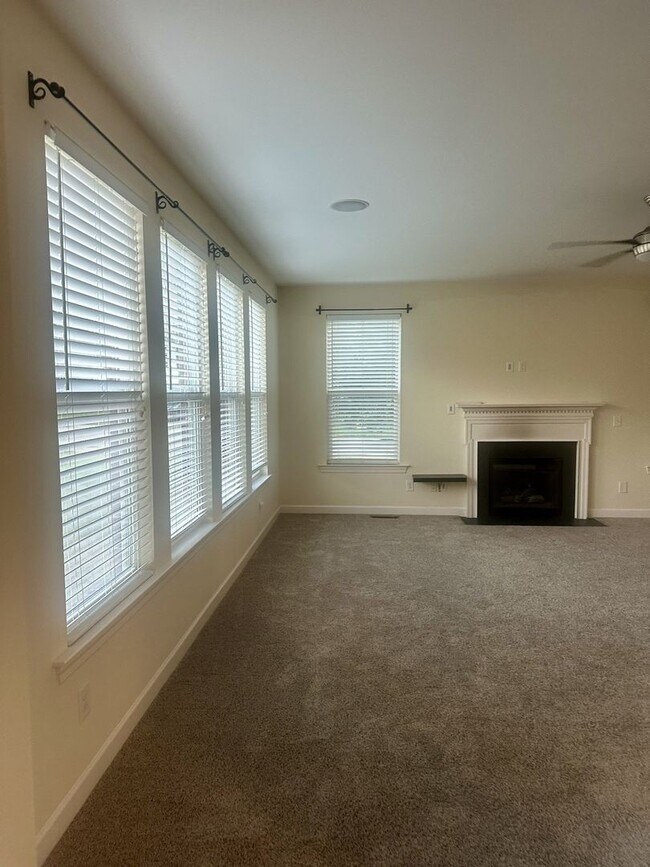 Foto del edificio - Lovely all brick home on corner lot in des...